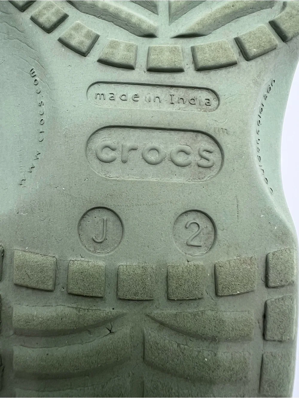 Crocs J2 Kids size 2 Classic Clog in Olive Green Comfortable Slip-On Shoes